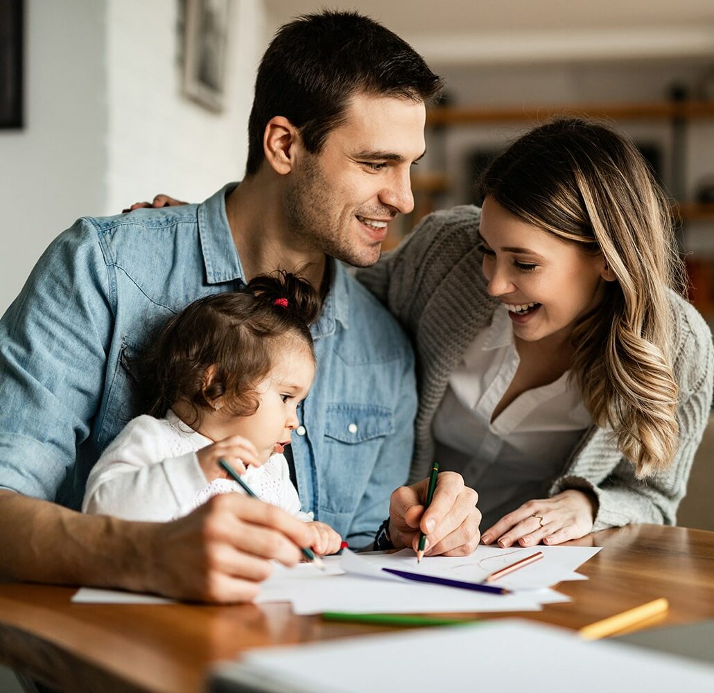 Familia sonriente firmando documento